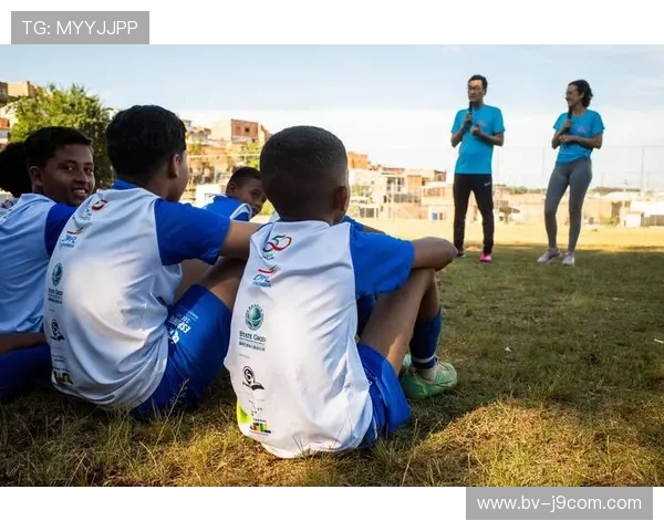 用泥土描绘绿茵激情展现足球艺术与自然融合魅力